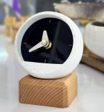 ساعت رومیزی بتنی با پایه چوبی
