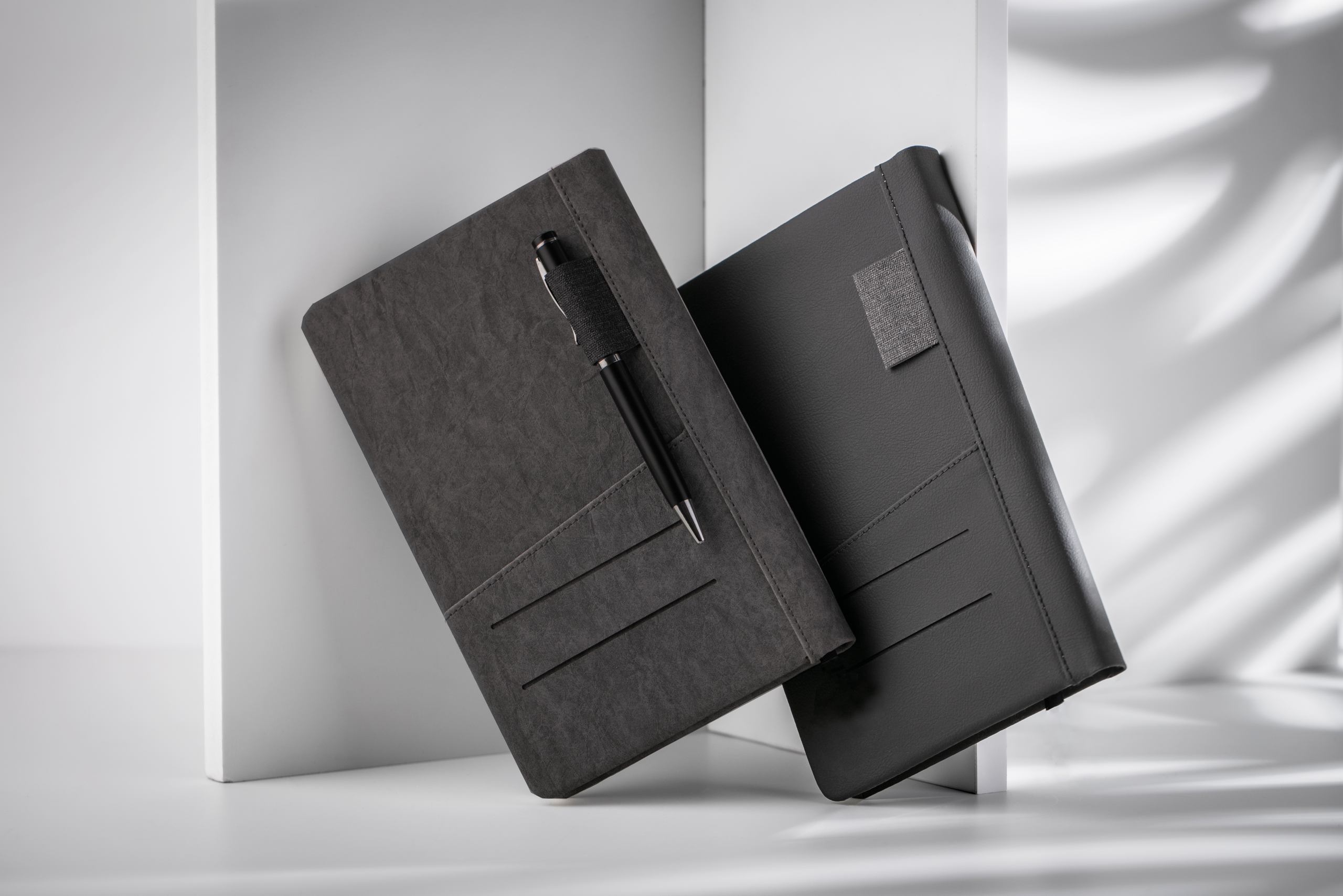 سالنامه اروپایی مشکی جاکارتی آرو 1405 سالنامه اروپایی مشکی جاکارتی آرو 1405