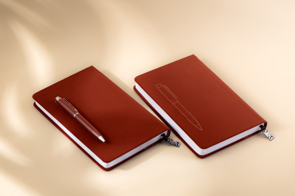 سالنامه 1405 اروپایی الین ترمو عنابی جا خودکاری