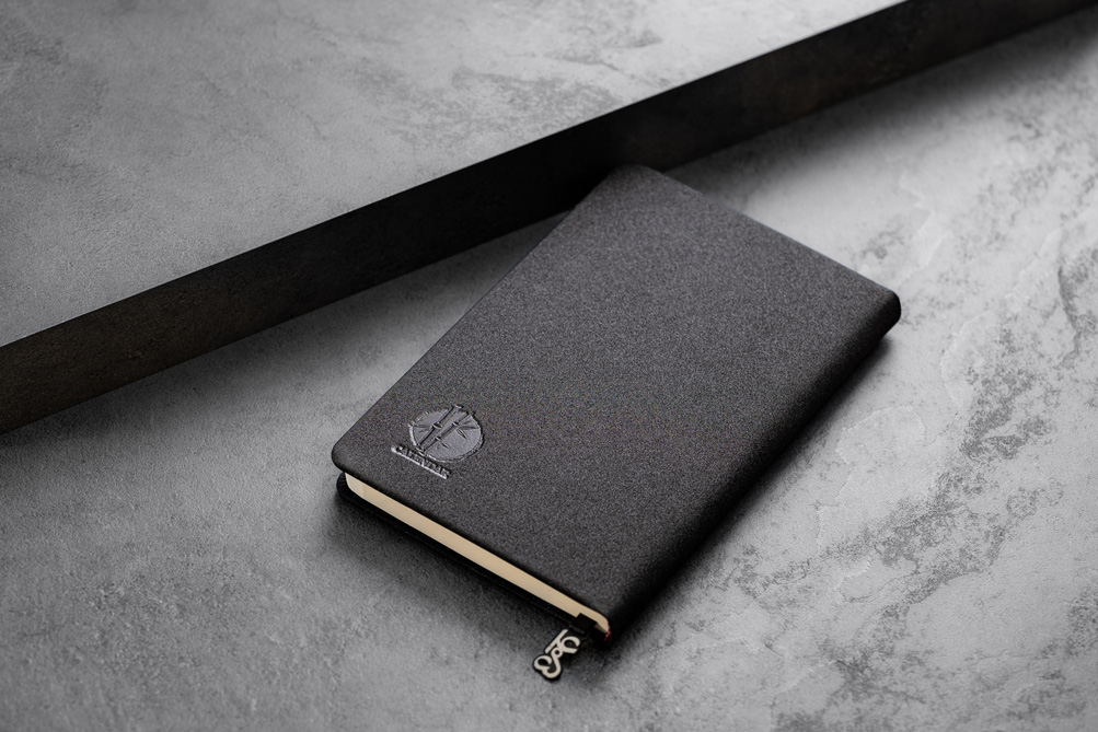 3011.b سالنامه 1405 اروپایی ترمو مشکی شیمر(B) - تصویر 1