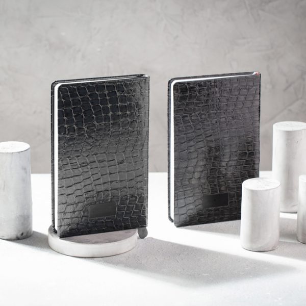 سالنامه 1405 اروپایی الیگیتور طوسی