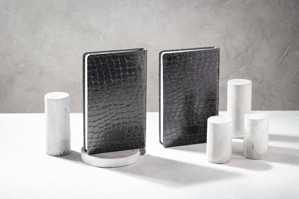 سالنامه 1405 اروپایی الیگیتور طوسی